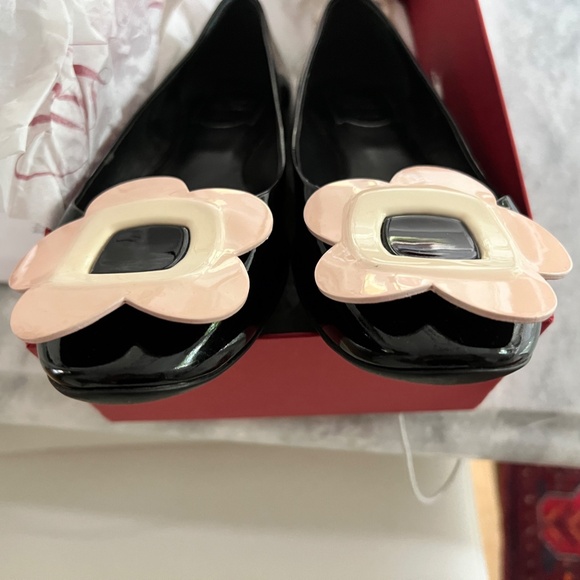 Roger Vivier Black Patent Leather flats w/ Pink Floral Appliqué Size 8 1/2 - Picture 11 of 12